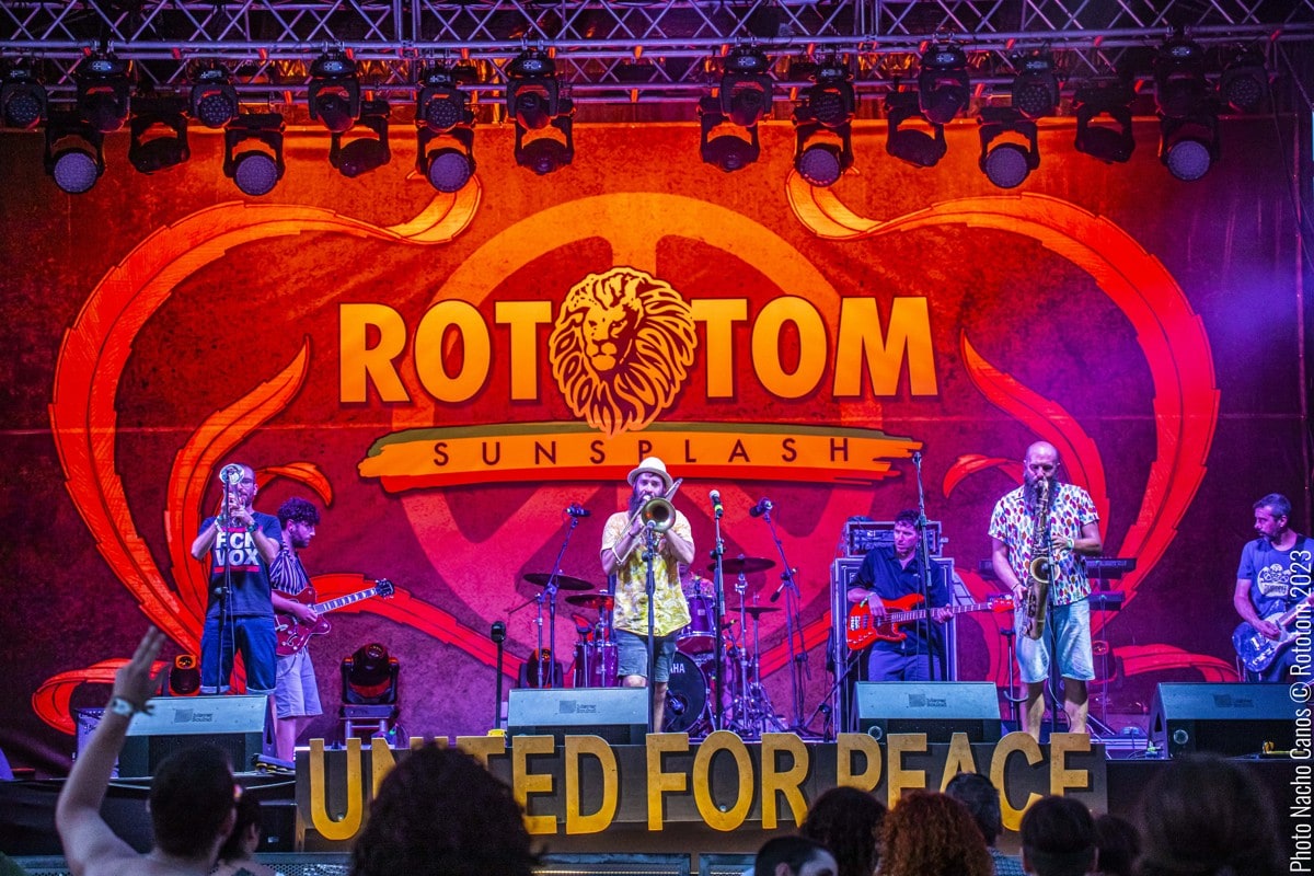 Tom Reegee Rototom Sunsplash pincela los últimos trazos de su cartel con un giro ...