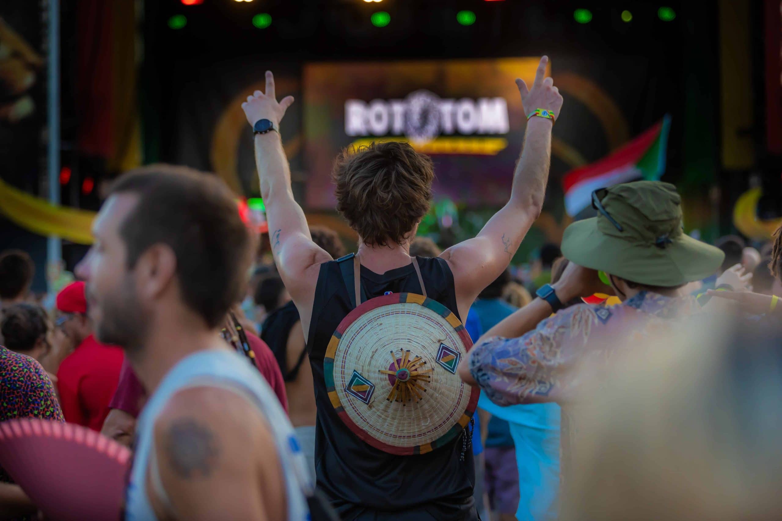 Asistentes disfrutando en el escenario del Rototom Sunsplash con ambiente festivo.