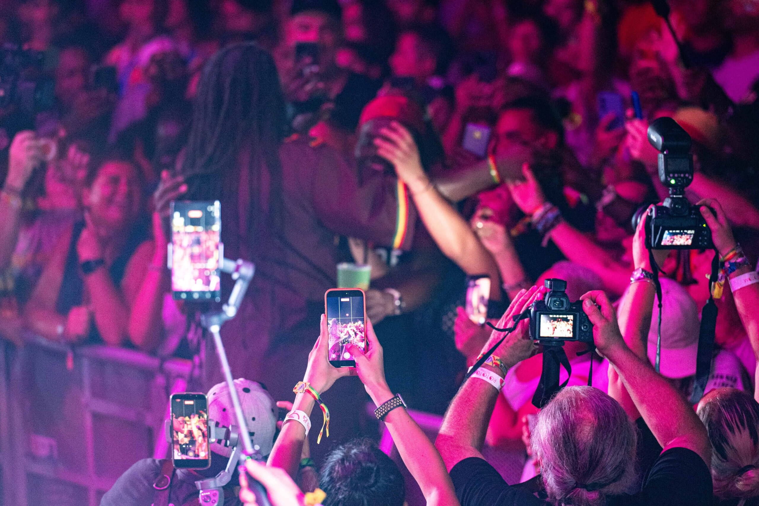 Multitud disfrutando en el festival Rototom Sunsplash 2026 con cámaras y teléfonos.