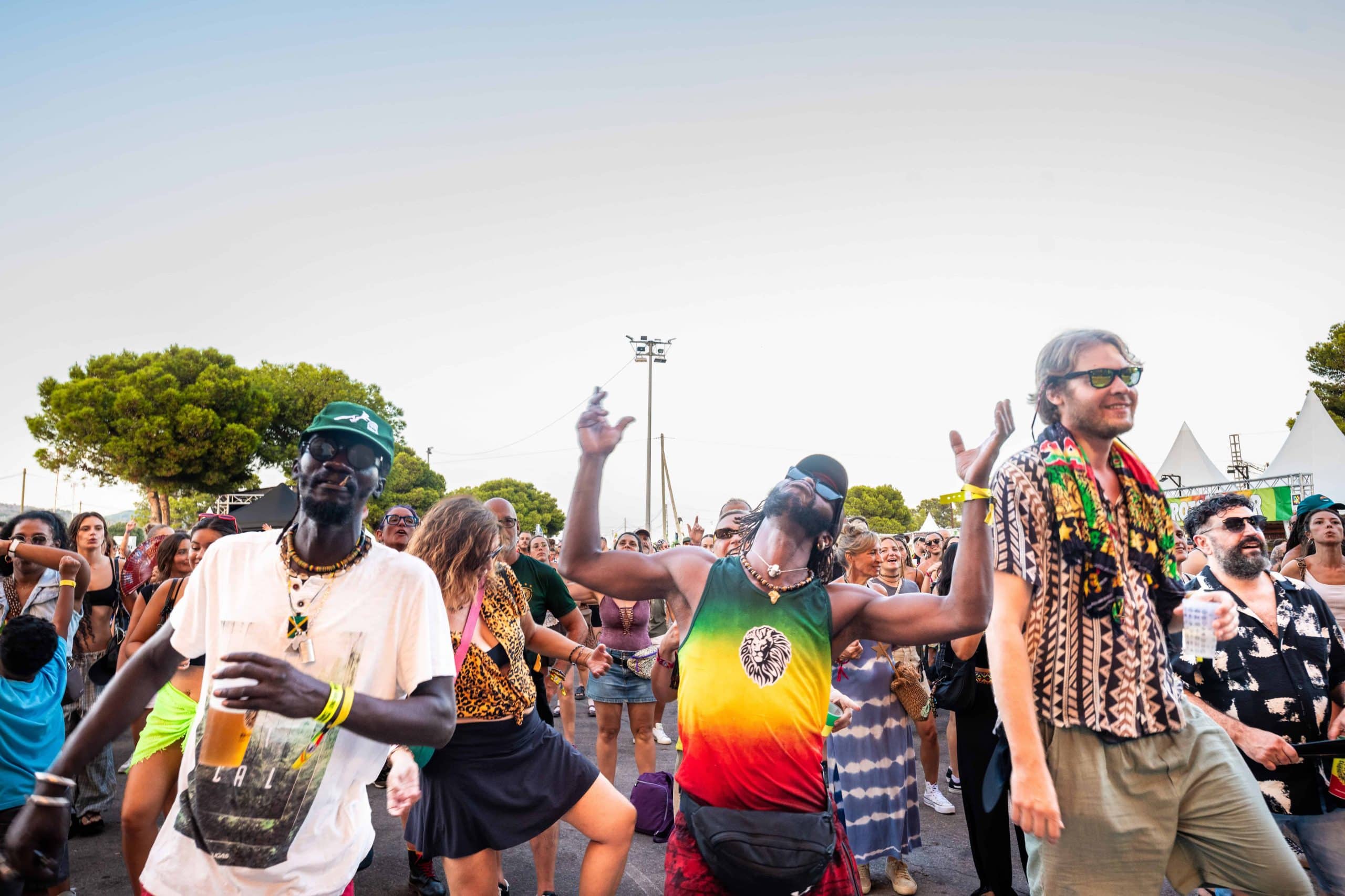 Asistentes disfrutando en el festival Rototom Sunsplash en 2026.